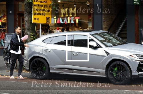 Amsterdam 9 oktober 2023
Gregory v d Wiel haalt samen met zijn dochter een vers sapje bij Joe and the juice . Gregory rijdt in een Lamborghini Urus