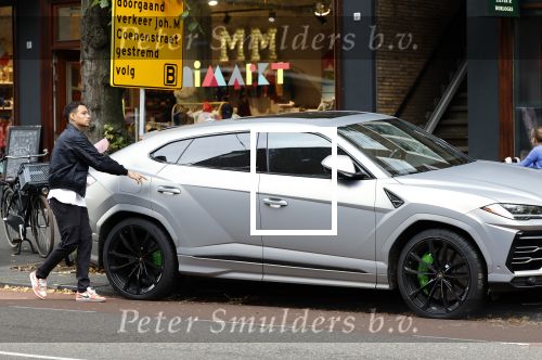 Amsterdam 9 oktober 2023
Gregory v d Wiel haalt samen met zijn dochter een vers sapje bij Joe and the juice . Gregory rijdt in een Lamborghini Urus
