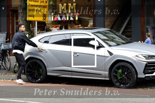 Amsterdam 9 oktober 2023
Gregory v d Wiel haalt samen met zijn dochter een vers sapje bij Joe and the juice . Gregory rijdt in een Lamborghini Urus
