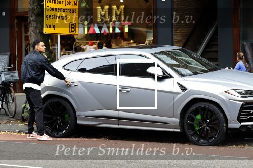 Amsterdam 9 oktober 2023
Gregory v d Wiel haalt samen met zijn dochter een vers sapje bij Joe and the juice . Gregory rijdt in een Lamborghini Urus