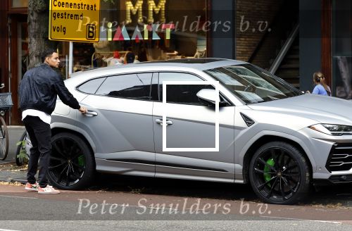 Amsterdam 9 oktober 2023
Gregory v d Wiel haalt samen met zijn dochter een vers sapje bij Joe and the juice . Gregory rijdt in een Lamborghini Urus