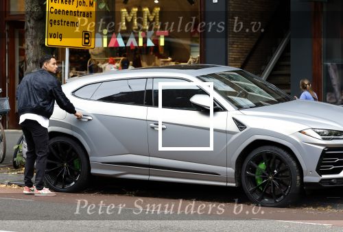 Amsterdam 9 oktober 2023
Gregory v d Wiel haalt samen met zijn dochter een vers sapje bij Joe and the juice . Gregory rijdt in een Lamborghini Urus