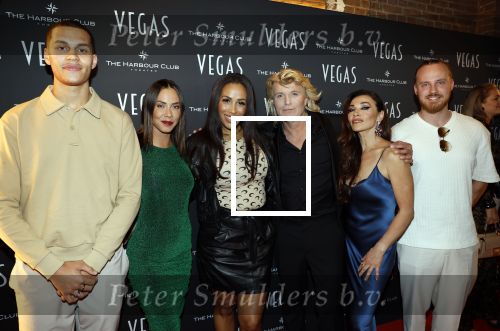 Amsterdam 28 september 2023
Premiere Hans Klok bij the Harbour Club. Hans Klok met assistentes en Glennis Grace met zoon en vriend