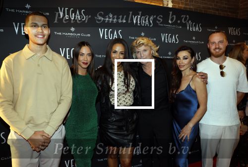 Amsterdam 28 september 2023
Premiere Hans Klok bij the Harbour Club. Hans Klok met assistentes en Glennis Grace met zoon en vriend