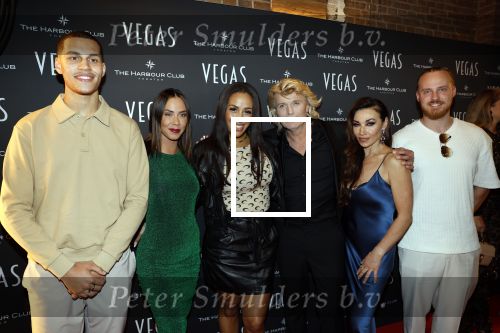 Amsterdam 28 september 2023
Premiere Hans Klok bij the Harbour Club. Hans Klok met assistentes en Glennis Grace met zoon en vriend