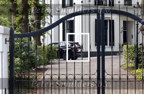 Huizen 25 september 2023
De auto van Jeroen Rietbergen staat voor het bhuis van Linda de Mol