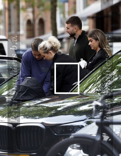 Amsterdam 5 oktober 2023
Joey Veerman en zijn vriendin Chantalle Schilder en hun baby zijn dagje in Amsterdam . Zezijn dar met Joel Drommel en zijn vriendin Laura v Leeuwen