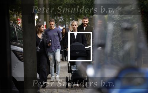 Amsterdam 5 oktober 2023
Joey Veerman en zijn vriendin Chantalle Schilder en hun baby zijn dagje in Amsterdam . Zezijn dar met Joel Drommel en zijn vriendin Laura v Leeuwen
