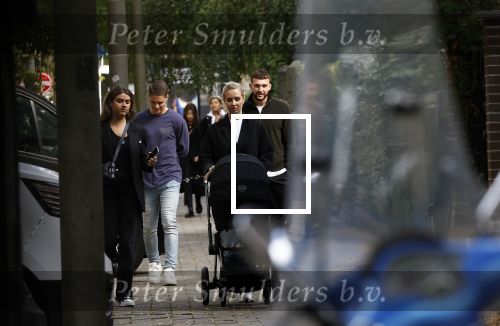 Amsterdam 5 oktober 2023
Joey Veerman en zijn vriendin Chantalle Schilder en hun baby zijn dagje in Amsterdam . Zezijn dar met Joel Drommel en zijn vriendin Laura v Leeuwen