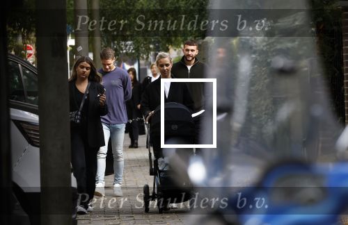 Amsterdam 5 oktober 2023
Joey Veerman en zijn vriendin Chantalle Schilder en hun baby zijn dagje in Amsterdam . Zezijn dar met Joel Drommel en zijn vriendin Laura v Leeuwen