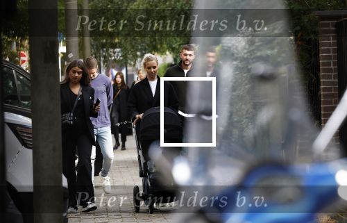 Amsterdam 5 oktober 2023
Joey Veerman en zijn vriendin Chantalle Schilder en hun baby zijn dagje in Amsterdam . Zezijn dar met Joel Drommel en zijn vriendin Laura v Leeuwen