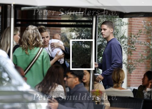 Amsterdam 5 oktober 2023
Joey Veerman en zijn vriendin Chantalle Schilder en hun baby zijn dagje in Amsterdam . Zezijn dar met Joel Drommel en zijn vriendin Laura v Leeuwen