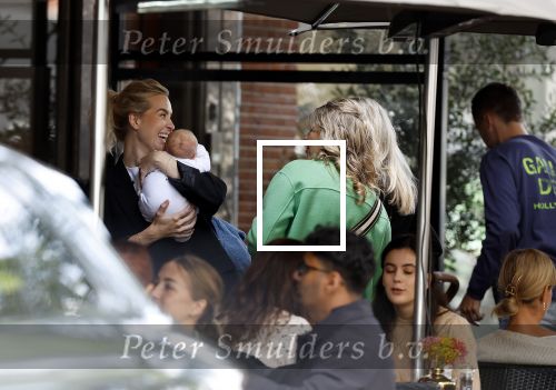 Amsterdam 5 oktober 2023
Joey Veerman en zijn vriendin Chantalle Schilder en hun baby zijn dagje in Amsterdam . Zezijn dar met Joel Drommel en zijn vriendin Laura v Leeuwen
