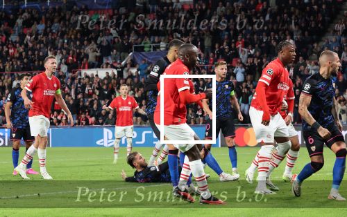 Eindhoven, 3 Oktober 2023
Championsleague PSV-Sevilla, eindstand 2-2
Jordan Teze scoort 2-2
Jordan Teze Armel Bella-Kotchap Ismael Salbari Nemanja Gudelj Ricardo Pepi Luuk de Jong Youssef En-Nesyri en Sergio Ramos