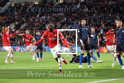 Eindhoven, 3 Oktober 2023
Championsleague PSV-Sevilla, eindstand 2-2
Jordan Teze scoort 2-2
Jordan Teze Armel Bella-Kotchap Ismael Salbari Nemanja Gudelj Ricardo Pepi Luuk de Jong Youssef En-Nesyri en Sergio Ramos