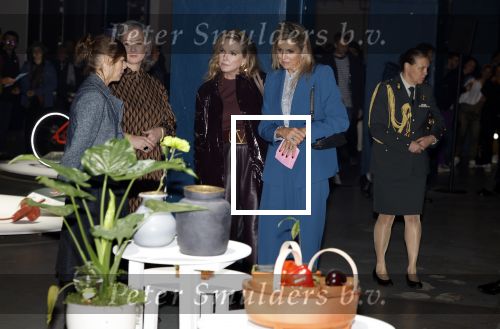 Eindhoven 26 oktober 2023
Koningin Maxima op bezok bij de dutch design week in Eindhoven . Maxima had haar goede vriendin Mariska Dietz mee genomen . Mariska Heeft paleis huis Den Bosch ingericht .