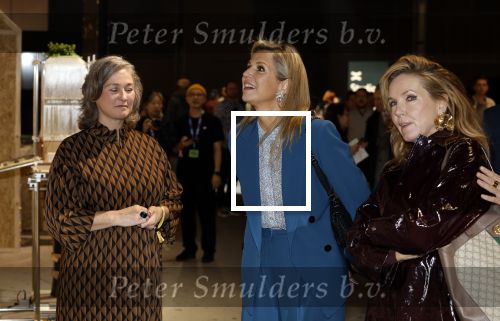 Eindhoven 26 oktober 2023
Koningin Maxima op bezok bij de dutch design week in Eindhoven . Maxima had haar goede vriendin Mariska Dietz mee genomen . Mariska Heeft paleis huis Den Bosch ingericht .