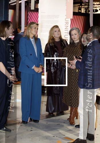 Eindhoven 26 oktober 2023
Koningin Maxima op bezok bij de dutch design week in Eindhoven . Maxima had haar goede vriendin Mariska Dietz mee genomen . Mariska Heeft paleis huis Den Bosch ingericht .