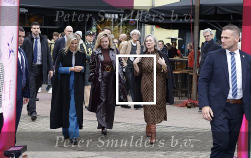 Eindhoven 26 oktober 2023
Koningin Maxima op bezok bij de dutch design week in Eindhoven . Maxima had haar goede vriendin Mariska Dietz mee genomen . Mariska Heeft paleis huis Den Bosch ingericht .
