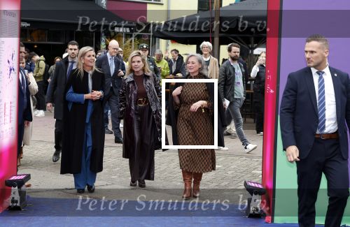Eindhoven 26 oktober 2023
Koningin Maxima op bezok bij de dutch design week in Eindhoven . Maxima had haar goede vriendin Mariska Dietz mee genomen . Mariska Heeft paleis huis Den Bosch ingericht .