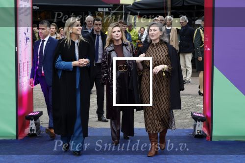 Eindhoven 26 oktober 2023
Koningin Maxima op bezok bij de dutch design week in Eindhoven . Maxima had haar goede vriendin Mariska Dietz mee genomen . Mariska Heeft paleis huis Den Bosch ingericht .