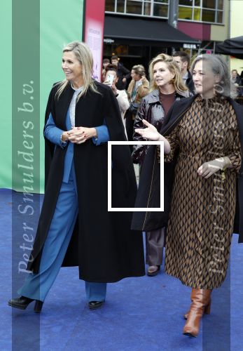 Eindhoven 26 oktober 2023
Koningin Maxima op bezok bij de dutch design week in Eindhoven . Maxima had haar goede vriendin Mariska Dietz mee genomen . Mariska Heeft paleis huis Den Bosch ingericht .