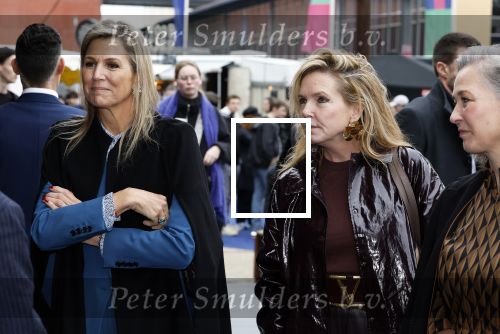 Eindhoven 26 oktober 2023
Koningin Maxima op bezok bij de dutch design week in Eindhoven . Maxima had haar goede vriendin Mariska Dietz mee genomen . Mariska Heeft paleis huis Den Bosch ingericht .