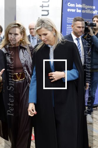 Eindhoven 26 oktober 2023
Koningin Maxima op bezok bij de dutch design week in Eindhoven . Maxima had haar goede vriendin Mariska Dietz mee genomen . Mariska Heeft paleis huis Den Bosch ingericht .