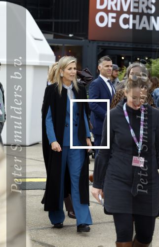 Eindhoven 26 oktober 2023
Koningin Maxima op bezok bij de dutch design week in Eindhoven . Maxima had haar goede vriendin Mariska Dietz mee genomen . Mariska Heeft paleis huis Den Bosch ingericht .