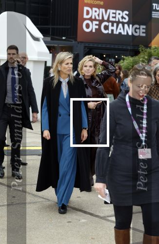 Eindhoven 26 oktober 2023
Koningin Maxima op bezok bij de dutch design week in Eindhoven . Maxima had haar goede vriendin Mariska Dietz mee genomen . Mariska Heeft paleis huis Den Bosch ingericht .