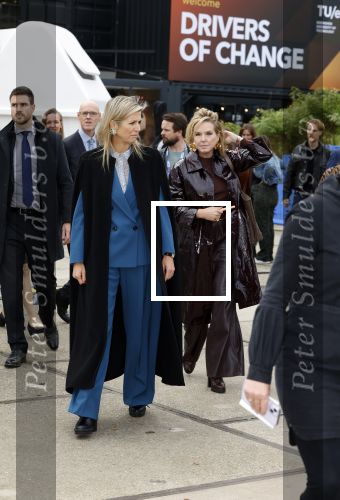 Eindhoven 26 oktober 2023
Koningin Maxima op bezok bij de dutch design week in Eindhoven . Maxima had haar goede vriendin Mariska Dietz mee genomen . Mariska Heeft paleis huis Den Bosch ingericht .