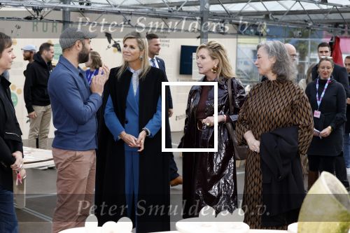Eindhoven 26 oktober 2023
Koningin Maxima op bezok bij de dutch design week in Eindhoven . Maxima had haar goede vriendin Mariska Dietz mee genomen . Mariska Heeft paleis huis Den Bosch ingericht .