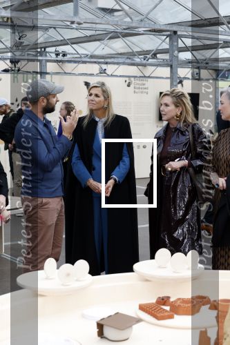Eindhoven 26 oktober 2023
Koningin Maxima op bezok bij de dutch design week in Eindhoven . Maxima had haar goede vriendin Mariska Dietz mee genomen . Mariska Heeft paleis huis Den Bosch ingericht .