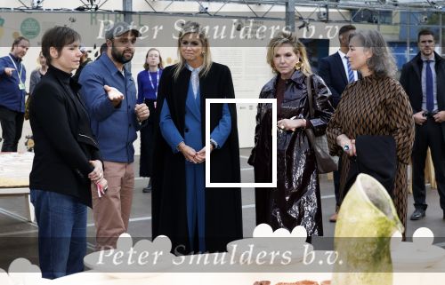 Eindhoven 26 oktober 2023
Koningin Maxima op bezok bij de dutch design week in Eindhoven . Maxima had haar goede vriendin Mariska Dietz mee genomen . Mariska Heeft paleis huis Den Bosch ingericht .