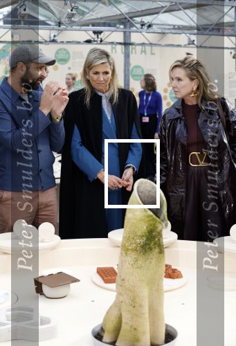 Eindhoven 26 oktober 2023
Koningin Maxima op bezok bij de dutch design week in Eindhoven . Maxima had haar goede vriendin Mariska Dietz mee genomen . Mariska Heeft paleis huis Den Bosch ingericht .