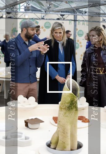Eindhoven 26 oktober 2023
Koningin Maxima op bezok bij de dutch design week in Eindhoven . Maxima had haar goede vriendin Mariska Dietz mee genomen . Mariska Heeft paleis huis Den Bosch ingericht .