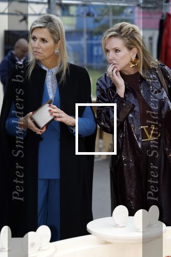 Eindhoven 26 oktober 2023
Koningin Maxima op bezok bij de dutch design week in Eindhoven . Maxima had haar goede vriendin Mariska Dietz mee genomen . Mariska Heeft paleis huis Den Bosch ingericht .