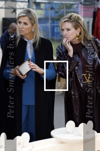 Eindhoven 26 oktober 2023
Koningin Maxima op bezok bij de dutch design week in Eindhoven . Maxima had haar goede vriendin Mariska Dietz mee genomen . Mariska Heeft paleis huis Den Bosch ingericht .