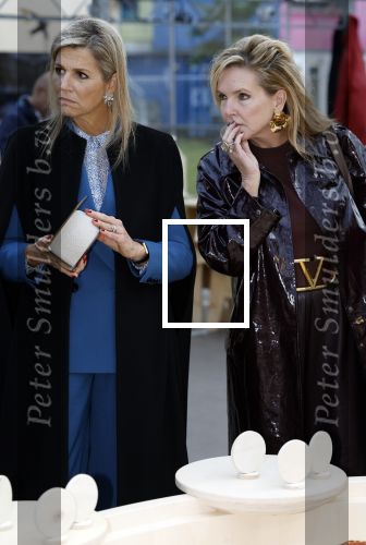 Eindhoven 26 oktober 2023
Koningin Maxima op bezok bij de dutch design week in Eindhoven . Maxima had haar goede vriendin Mariska Dietz mee genomen . Mariska Heeft paleis huis Den Bosch ingericht .