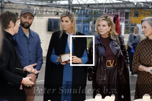 Eindhoven 26 oktober 2023
Koningin Maxima op bezok bij de dutch design week in Eindhoven . Maxima had haar goede vriendin Mariska Dietz mee genomen . Mariska Heeft paleis huis Den Bosch ingericht .