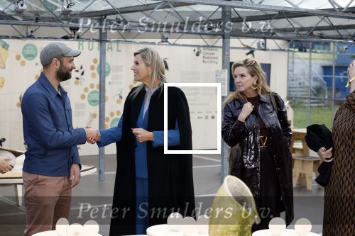 Eindhoven 26 oktober 2023
Koningin Maxima op bezok bij de dutch design week in Eindhoven . Maxima had haar goede vriendin Mariska Dietz mee genomen . Mariska Heeft paleis huis Den Bosch ingericht .