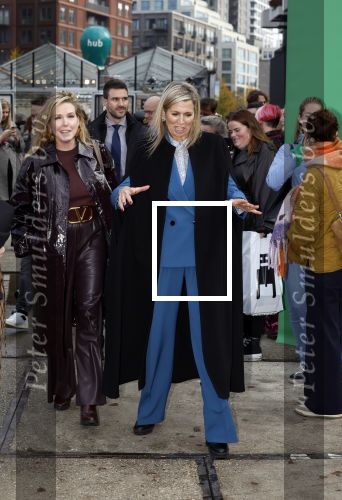 Eindhoven 26 oktober 2023
Koningin Maxima op bezok bij de dutch design week in Eindhoven . Maxima had haar goede vriendin Mariska Dietz mee genomen . Mariska Heeft paleis huis Den Bosch ingericht .