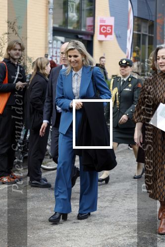 Eindhoven 26 oktober 2023
Koningin Maxima op bezok bij de dutch design week in Eindhoven . Maxima had haar goede vriendin Mariska Dietz mee genomen . Mariska Heeft paleis huis Den Bosch ingericht .