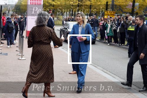 Eindhoven 26 oktober 2023
Koningin Maxima op bezok bij de dutch design week in Eindhoven . Maxima had haar goede vriendin Mariska Dietz mee genomen . Mariska Heeft paleis huis Den Bosch ingericht .