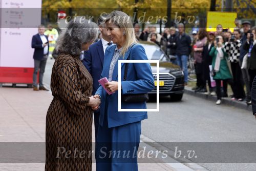 Eindhoven 26 oktober 2023
Koningin Maxima op bezok bij de dutch design week in Eindhoven . Maxima had haar goede vriendin Mariska Dietz mee genomen . Mariska Heeft paleis huis Den Bosch ingericht .