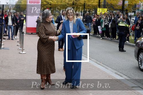 Eindhoven 26 oktober 2023
Koningin Maxima op bezok bij de dutch design week in Eindhoven . Maxima had haar goede vriendin Mariska Dietz mee genomen . Mariska Heeft paleis huis Den Bosch ingericht .