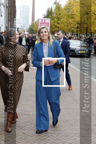 Eindhoven 26 oktober 2023
Koningin Maxima op bezok bij de dutch design week in Eindhoven . Maxima had haar goede vriendin Mariska Dietz mee genomen . Mariska Heeft paleis huis Den Bosch ingericht .