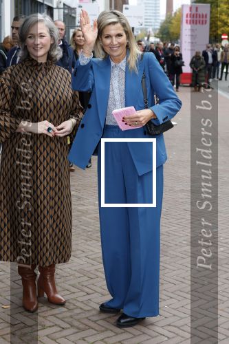 Eindhoven 26 oktober 2023
Koningin Maxima op bezok bij de dutch design week in Eindhoven . Maxima had haar goede vriendin Mariska Dietz mee genomen . Mariska Heeft paleis huis Den Bosch ingericht .
