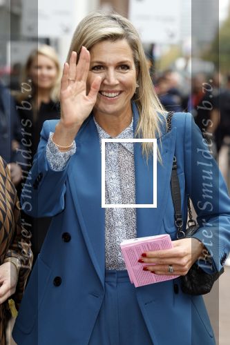 Eindhoven 26 oktober 2023
Koningin Maxima op bezok bij de dutch design week in Eindhoven . Maxima had haar goede vriendin Mariska Dietz mee genomen . Mariska Heeft paleis huis Den Bosch ingericht .