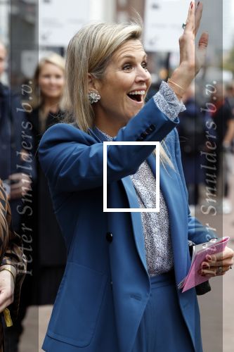 Eindhoven 26 oktober 2023
Koningin Maxima op bezok bij de dutch design week in Eindhoven . Maxima had haar goede vriendin Mariska Dietz mee genomen . Mariska Heeft paleis huis Den Bosch ingericht .